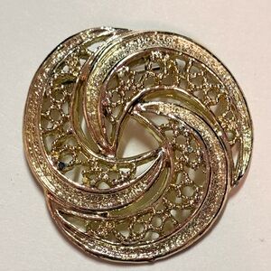 Elegant vintage Gold tone Filigree Brooch